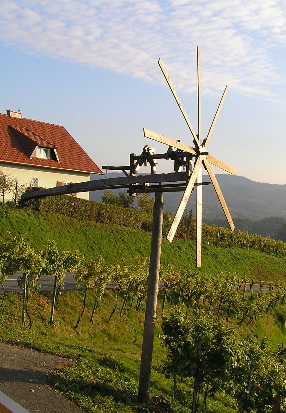 Klappenwindrad zum Fernhalten der Vögel von den Weingärten (Südsteiermark, Österreich) 
Quelle: A. Satra