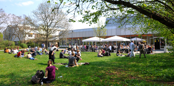 Frühlingsszene vor der Mensa an der Silberlaube auf dem Campus Dahlem
Quelle: Bernd Wannenmacher