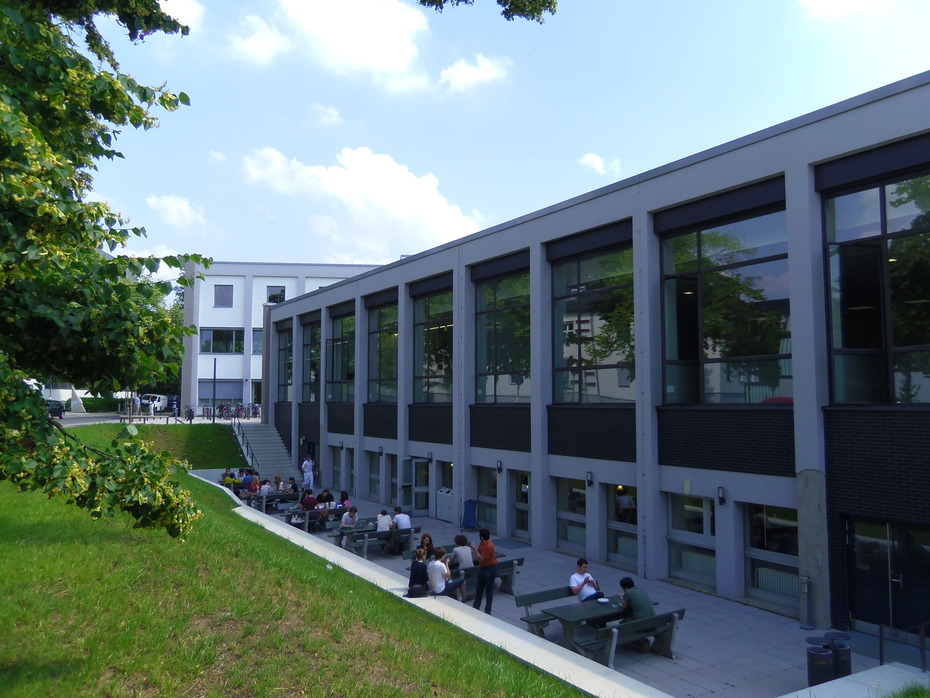 Cafeteria des Fachbereiches Rechtswissenschaft im Sousterrain der Van't-Hoff-Str. 8 mit Außenplätzen
Quelle: Stefanie Fedtke