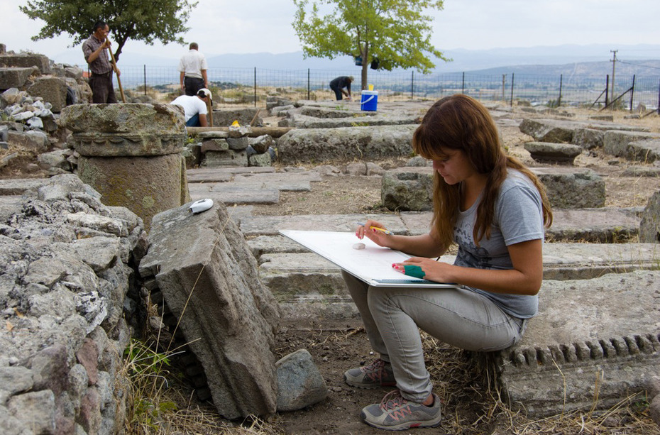 Pergamon, Untere Agora, Zeichnen von Baugliedern
Quelle: Dr. Burkhard Emme