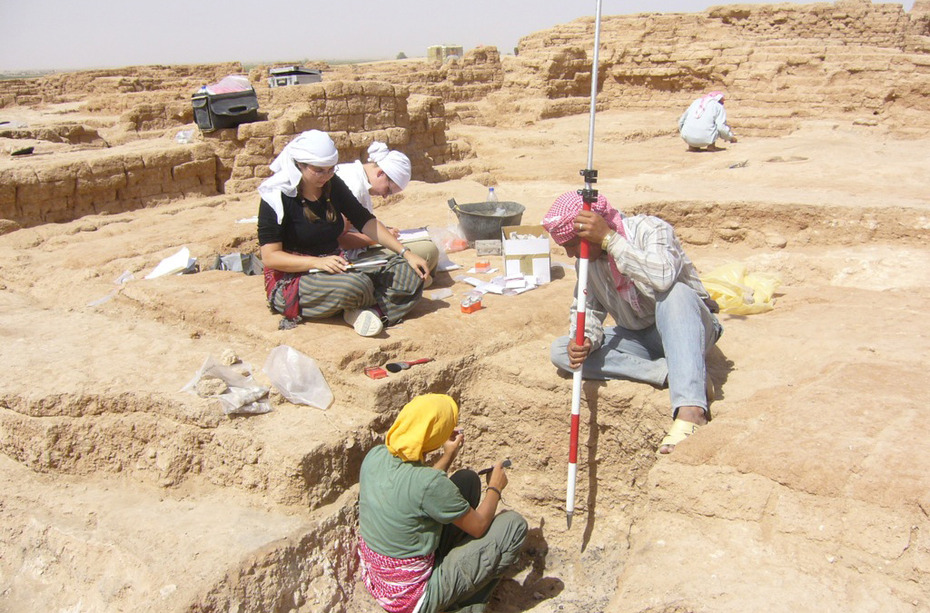 Tell Schech Hamad, Arbeit auf der Grabung: Einmessen eines Fundes
Quelle: Bilderarchiv Tell Schech Hamad