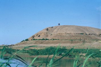 Tell Schech Hamad am Fluß Habur von Südwesten
Quelle: Bilderarchiv Tell Schech Hamad