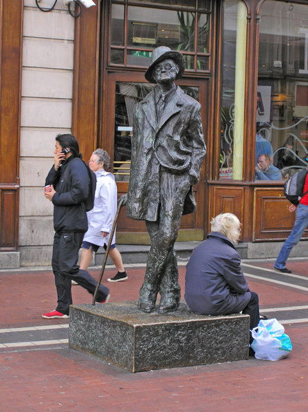 Statue von James Joyce in Dublin