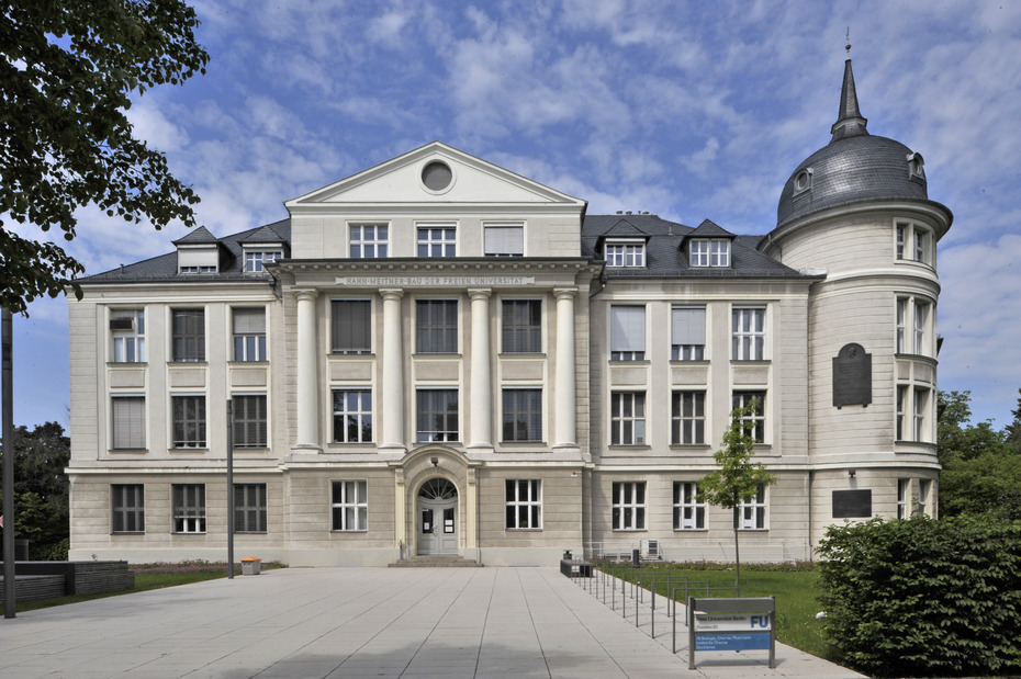 The “Hahn-Meitner Building” is home to the biochemistry department of the Freie Universität Berlin.