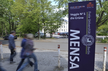 In front of the Veggie-Mensa, Van't-Hoff-Str. 6