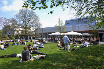 Lawn in front of the university canteen
Source: Bernd Wannenmacher