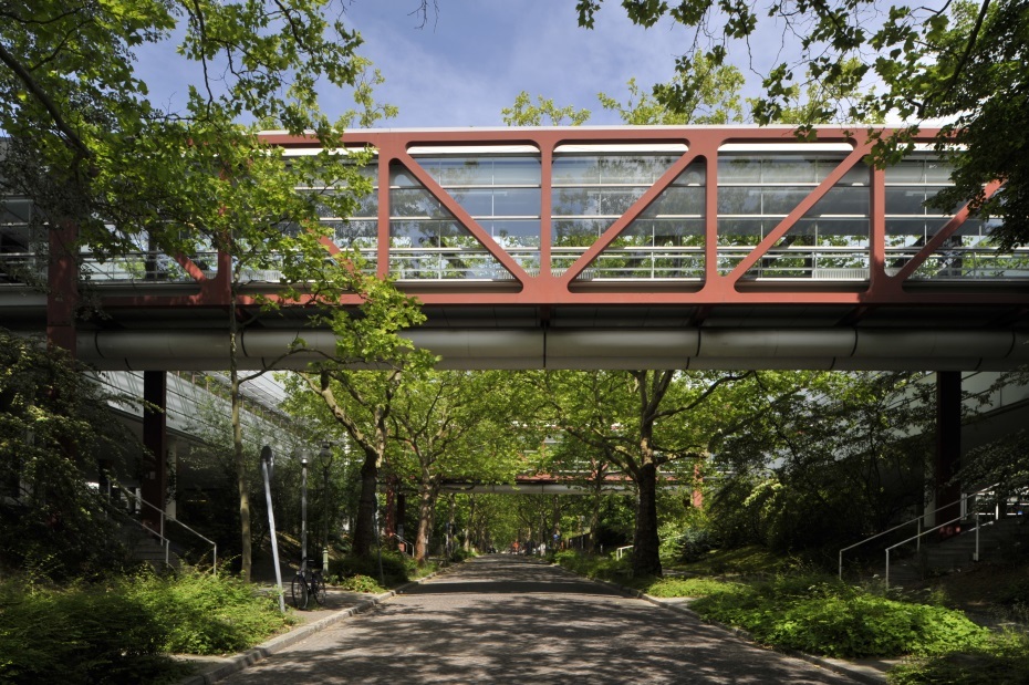 Brücke zwischen den beiden Physikgebäuden in der Arnimallee
Quelle: Bernd Wannenmacher
