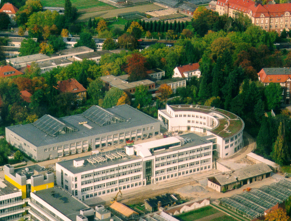 Luftbild über dem Institut für Informatik (Takustr. 9) und dem Konrad-Zuse-Zentrum für Informationstechnik Berlin
Quelle: Freie Universität Berlin