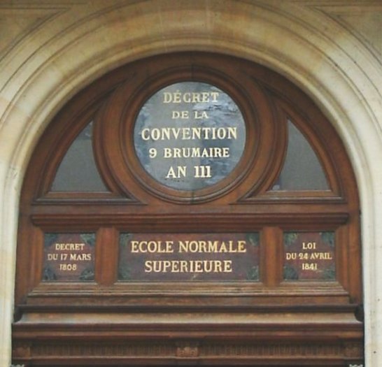 Fenster in der Eingangstür der École normale supérieure in der Rue d'Ulm 45, Paris