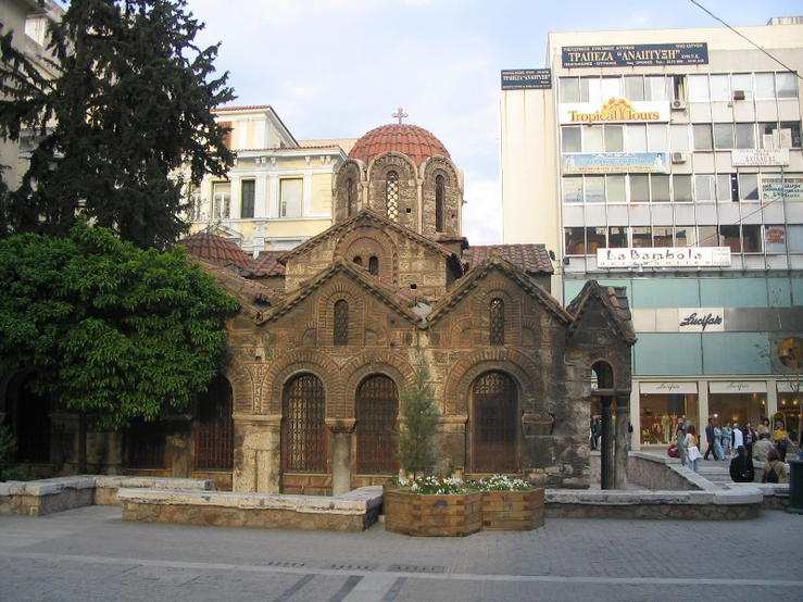 Die Kapnikarea-Kirche, eine byzantinische Kreuzkuppelkirche aus dem 11. Jahrhundert in Athen