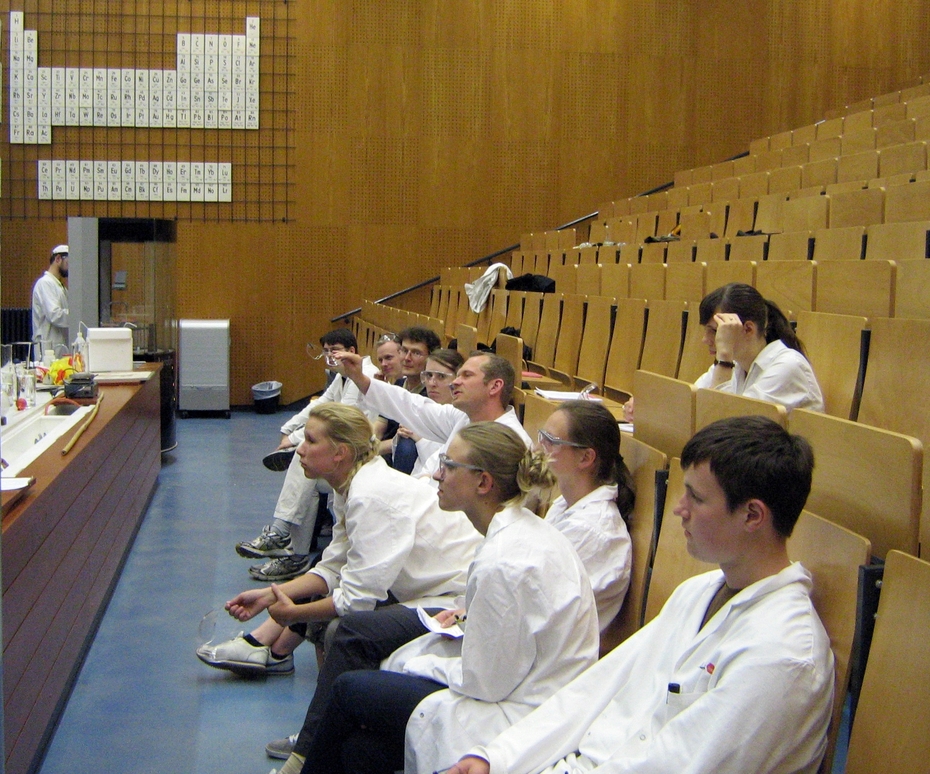 Studierende diskutieren im Modul "Chemische Experimentiertechniken für die Schule"
Quelle: Rainer Kickbusch
