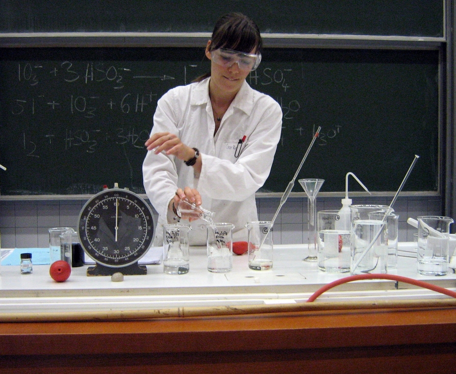 Studentin beim Demonstrationsversuch im Modul "Chemische Experimentiertechniken für die Schule"
Quelle: Rainer Kickbusch