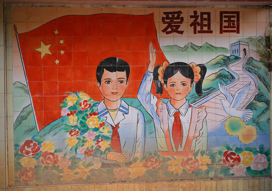 Der propagandistische Slogan "Love the Motherland" auf einer Wandmalerei