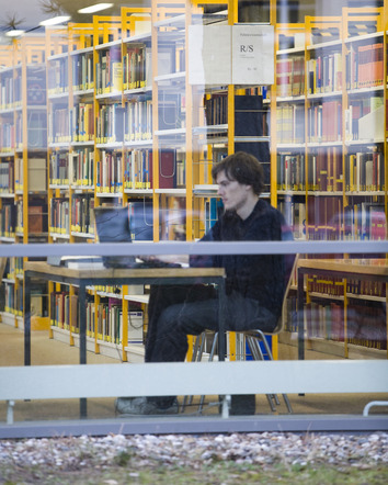 Student studying in the library
Source: Stefan Wolf Lucks