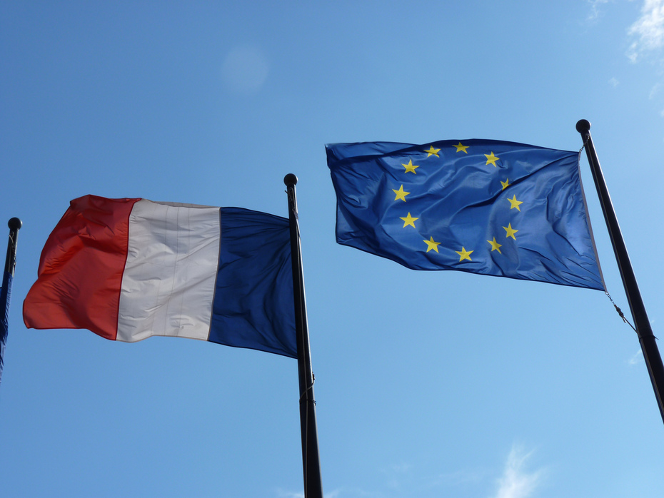Die Flaggen der Französischen Republik und der Europäischen Union