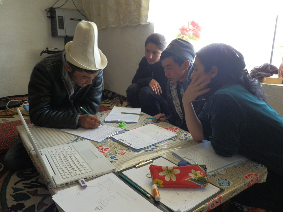 Gruppendiskussion zur Vorbereitung einer Befragung der Landbevölkerung, Alichur, Tadschikistan
Quelle: F. Kreczi