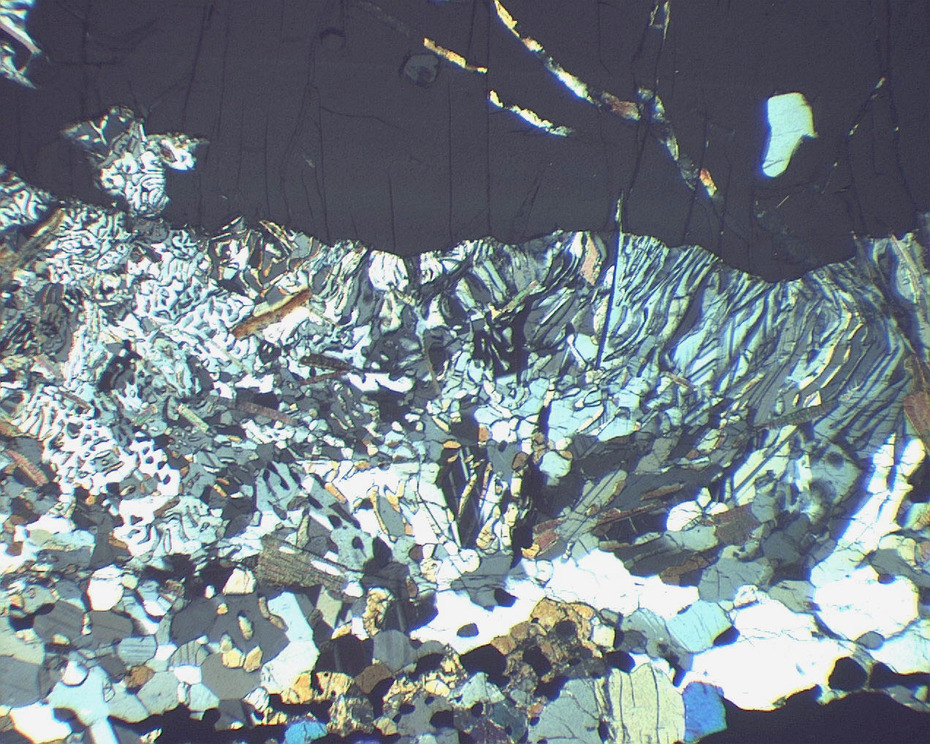 Korngefüge um Granat im Gesteinsdünnschlif unter Polarisationsmikroskop