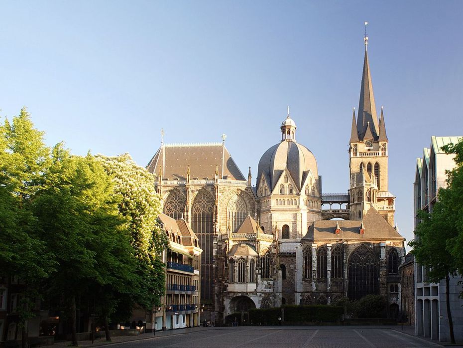 Der Aachener Dom, abends gesehen von Norden.