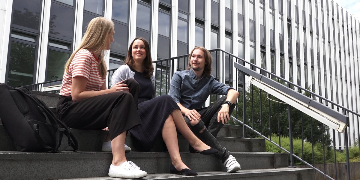 Studierende auf den Stufen vor dem Friedrich-Meinecke-Institut