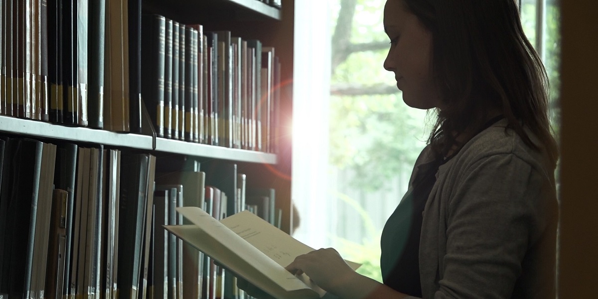 Studentin in der Bibliothek des Friedrich-Meinecke-Instituts