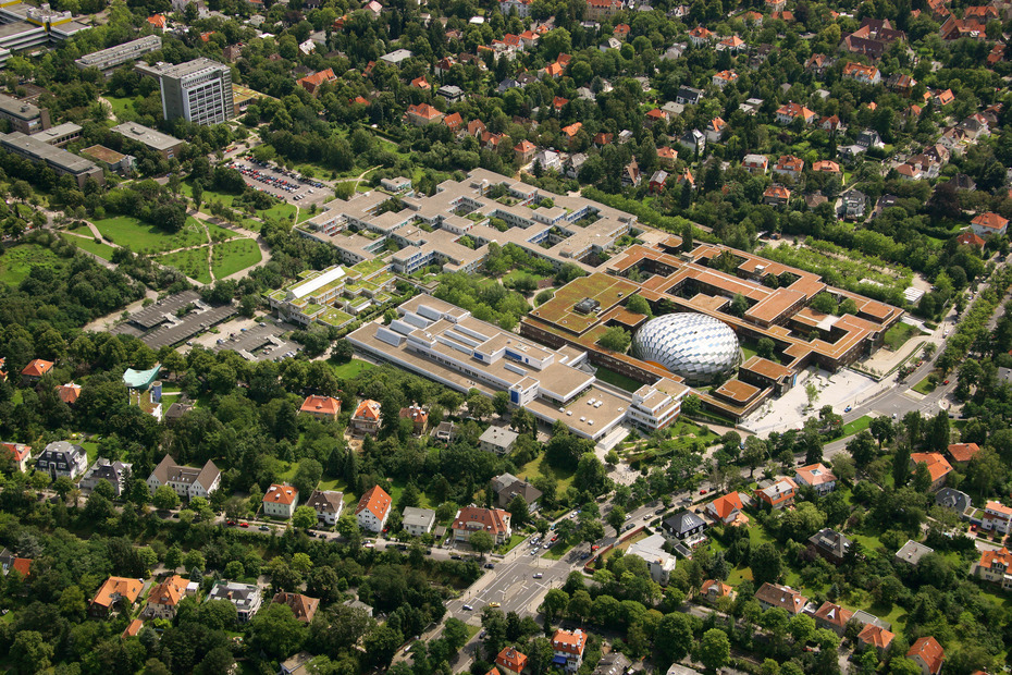 Die "Rost- und Silberlaube", das Hauptgebäude des Fachbereichs Philosophie und Geisteswissenschaften mit der Philologischen Bibliothek
Quelle: Bavaria Luftbild Verlags GmbH