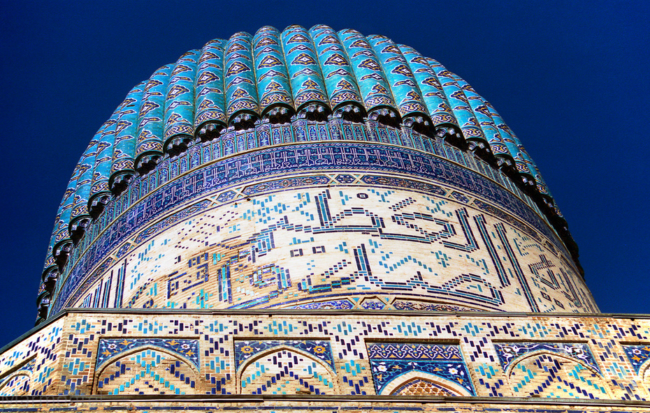 Arabische Schrift als Ziegelmosaik auf der Fassade der Moschee Bibi Chanum in Samarkand, Usbekistan
