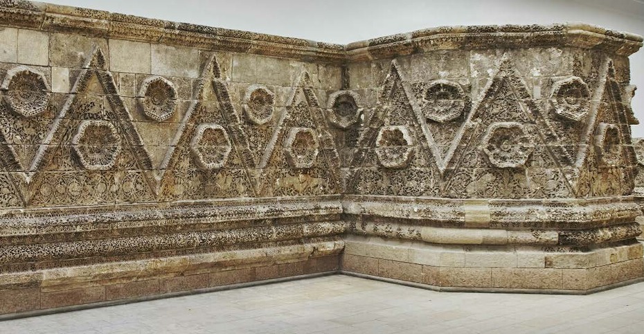 Südfassade des Palasts von Mschatta (Jordanien), Mitte d. 8. Jh.
Quelle: Pergamonmuseum Berlin, Stiftung Preußischer Kulturbesitz