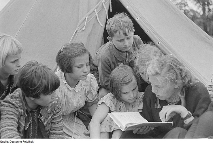 Kinder beim Vorlesen