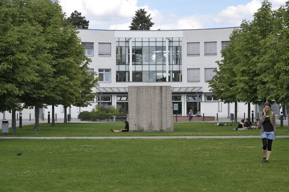 Wiese vor dem Institut für Informatik (mit dem Konrad-Zuse-Zentrum für Informationstechnik Berlin im Hintergrund)
Quelle: Bernd Wannenmacher