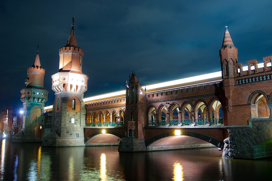 Die Oberbaumbrücke in Berlin bei Nacht