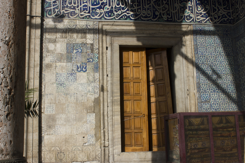 Tür in einem Moscheehof, Istanbul 2012