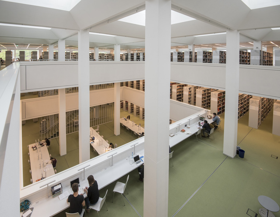 Studierende im modernen Neubau der Campus-Bibliothek