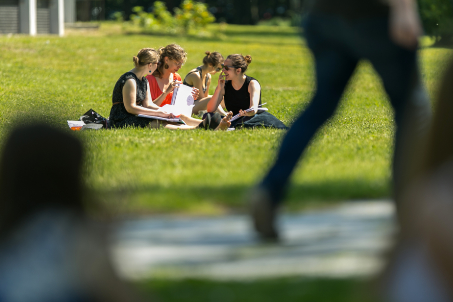 Studierende auf dem Campus der Freien Universität Berlin