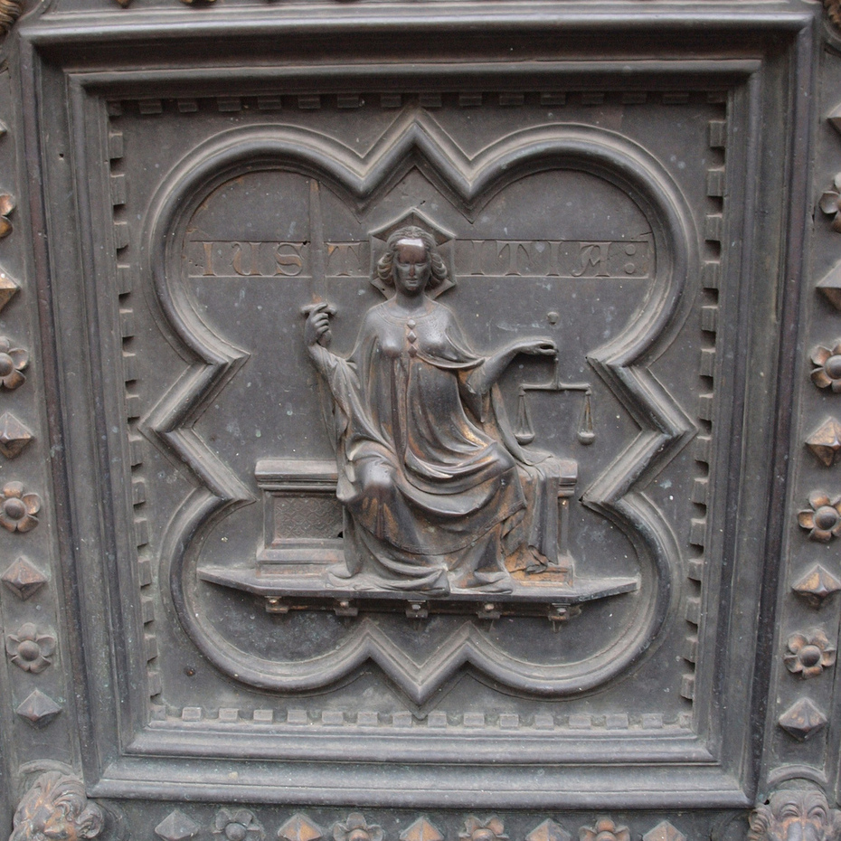 Bronzedarstellung der Justitia auf dem Südportal des Baptisteriums San Giovanni, der Taufkirche des Doms von Florenz
