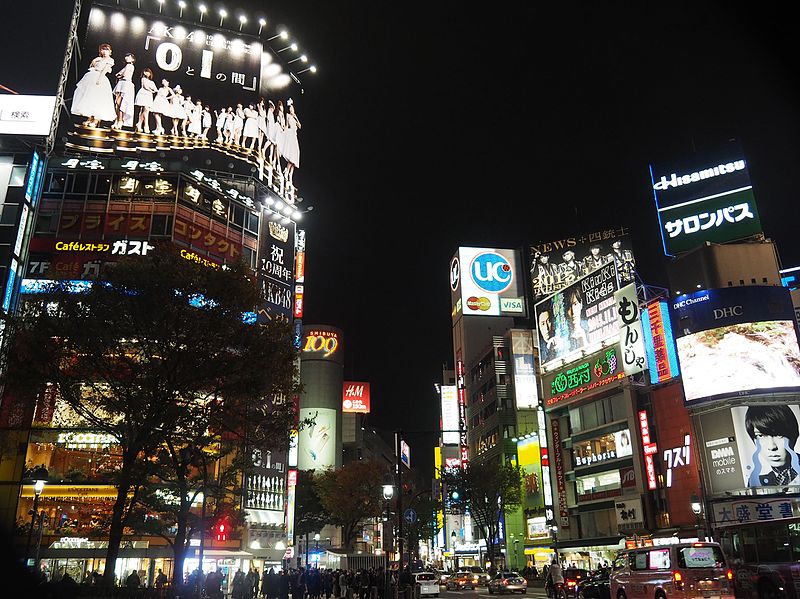 Shibuya Crossing bei Nacht