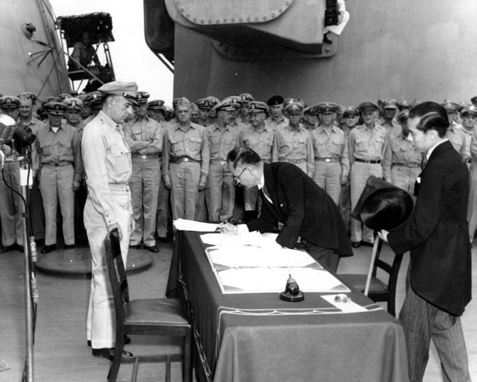 Unterzeichnung der Kapitulationsurkunde und Beendigung des Zweiten Weltkriegs
