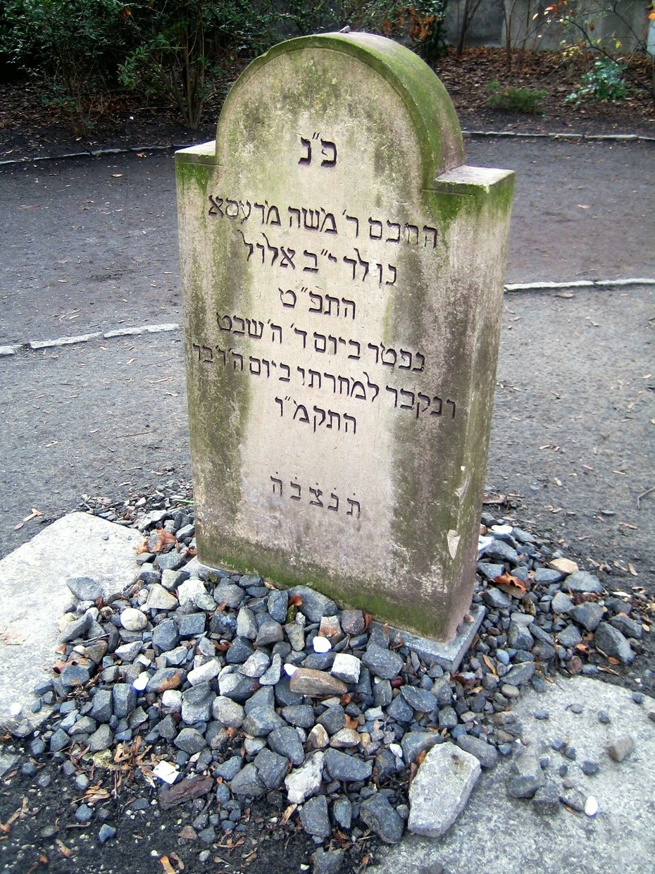 Grabstein des Philosophen Moses Mendelssohn (1729-1786) auf dem Jüdischen Friedhof an der Großen Hamburger Straße in Berlin-Mitte.