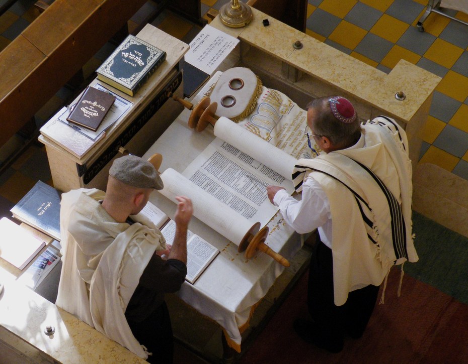 Toralesen in der Aish Synagoge, Tel Aviv, 2011.