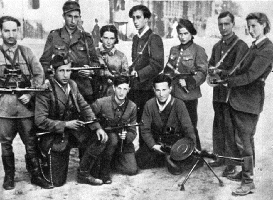 Jüdische WiderstandskämpferInnen nach der Rückeroberung Wilnas, Juli 1944. Ganz rechts: Vitka Kempner