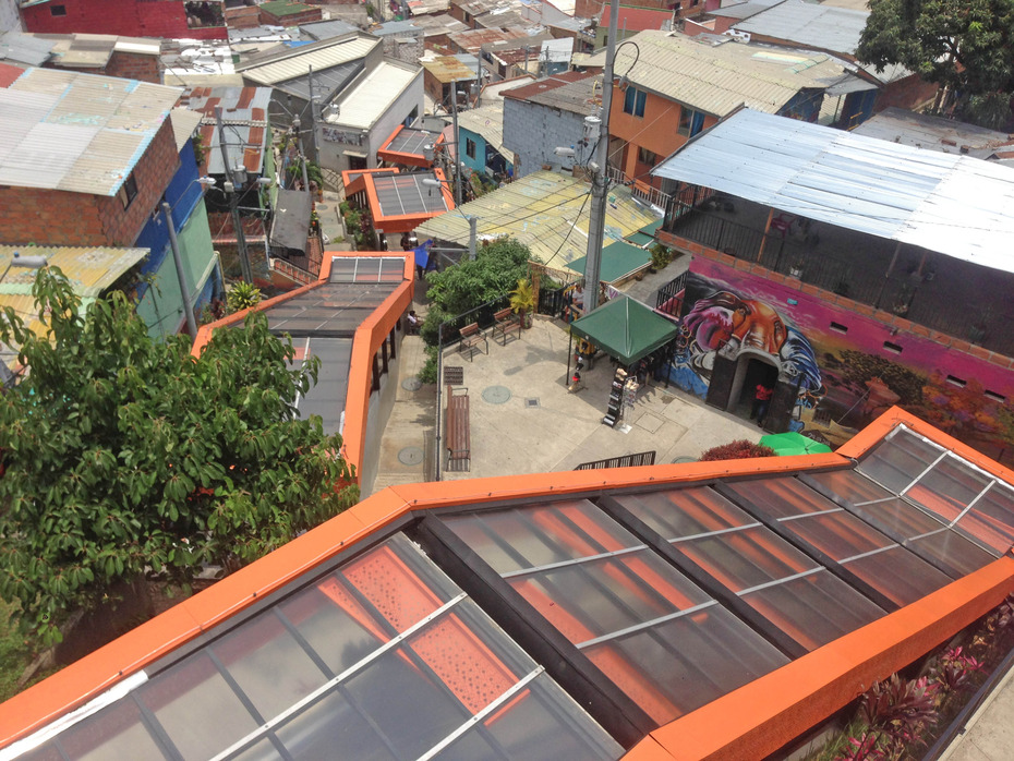 Escaleras eléctricas comuna 13 en Medellín, Colombia