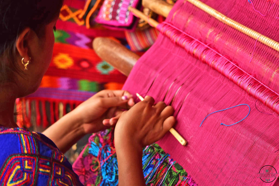 Mujer tejiendo. Guatemala