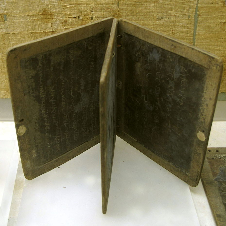 Eine antike Wachstafel, die in der Schule für Schreibübungen genutzt wurde