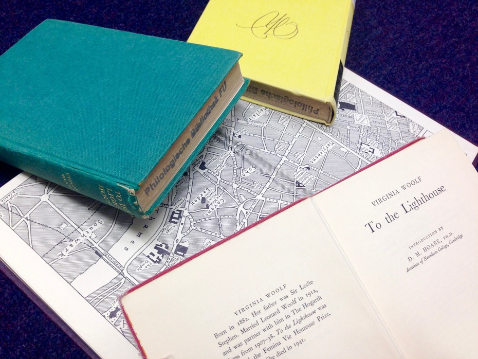 Virginia Woolfs "To the Lighthouse" in verschiedener Ausgabe und deutscher Übersetzung, sowie ihre Tagebücher um 1927 in der Philologischen Bibliothek
Quelle: Berenike Schierenberg, 2016