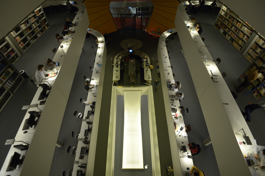"Bibliothek der unlesbaren Zeichen", Kunstinstallation in der Philologischen Bibliothek, Axel Malik, 2015
Quelle: Bernd Wannenmacher, 2015