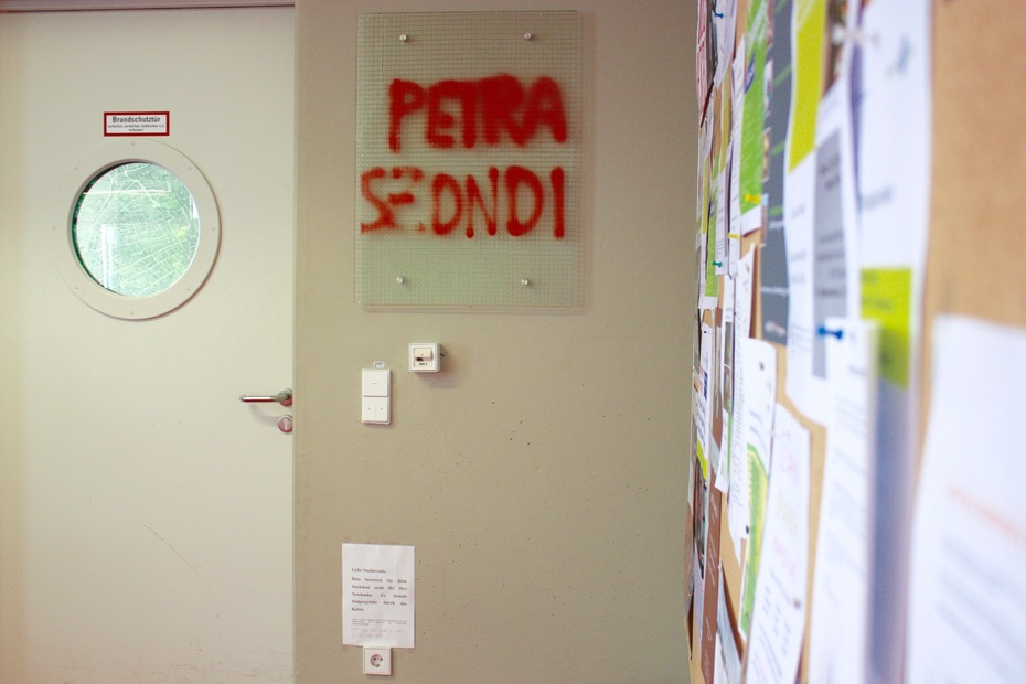 Relikt aus dem Hüttenweg 9 (Standort des Instituts 1983-2005). Entstanden im Kontext des Streiks von 1988/89 dokumentiert das Graffiti die Diskussion über »feministische Literaturwissenschaft«
Quelle: Irene Szankowsky, 2016