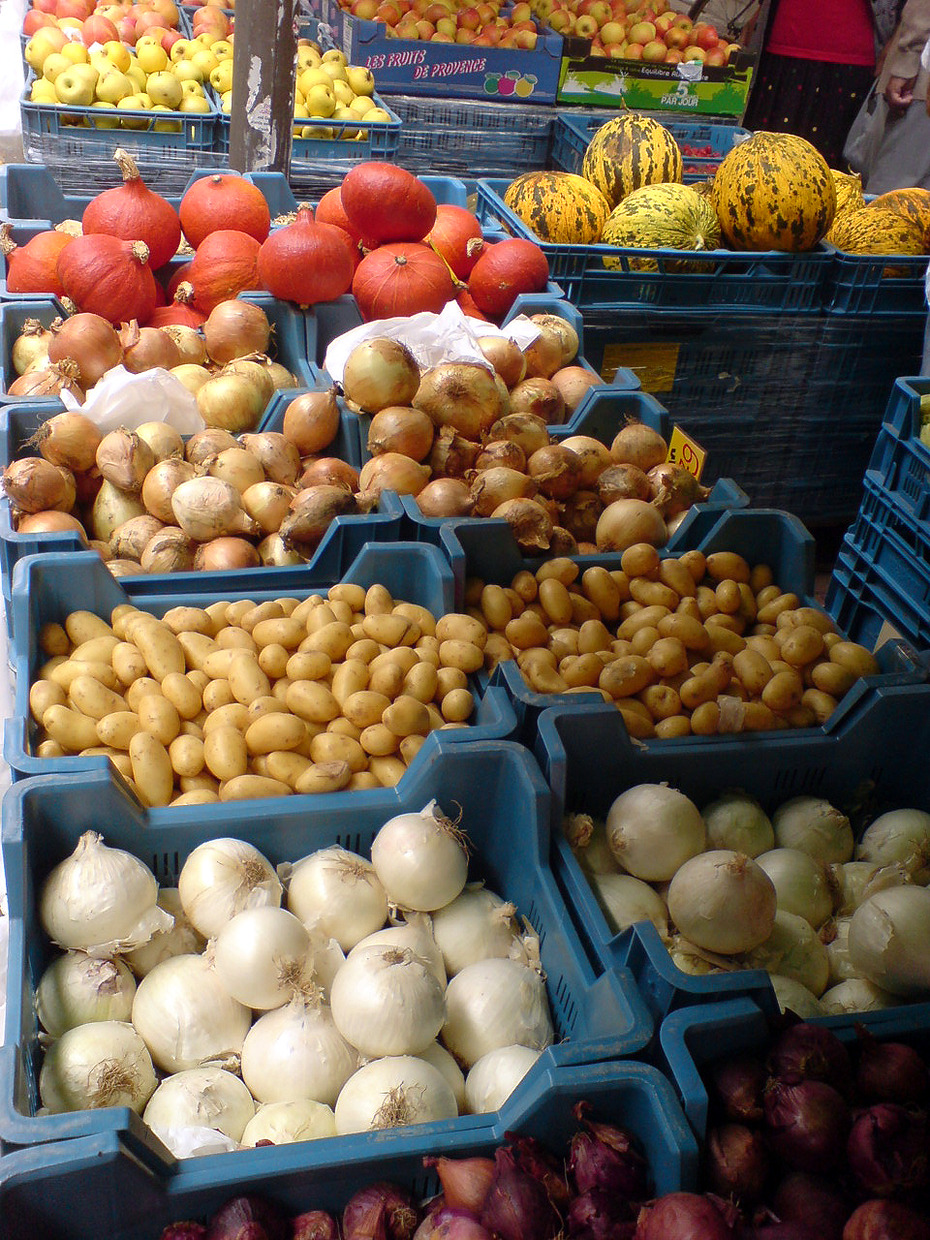 Nach Feldfrüchten sortiere Obst- und Gemüsekisten als Beispiel einer Äquivalenzrelation