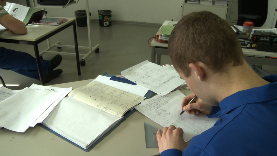 Student beim Lösen von Mathematikaufgaben
Quelle: Jürgen Kirstein