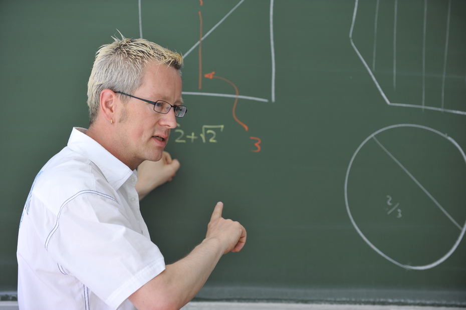 Erläuterung einer Mathematik-Aufgabe an der Tafel
Quelle: Bernd Wannenmacher