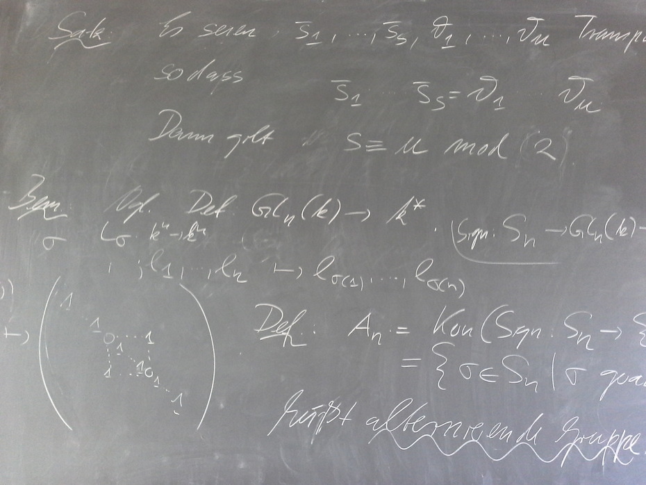 Typisches Tafelbild in einem mathematischen Büro (nicht gestellt!)
Quelle: Institut für Mathematik