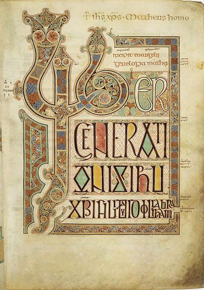 Anfang des Matthäusevangeliums aus dem Book of Lindisfarne (7./8. Jh.). Die komplexen keltischen Knoten- und Flechtmuster sind typisch für insulare Buchmalerei.